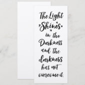 Carte La Bible Verse Lumière dans l'obscurité Citation c (Devant / Derrière)