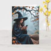 Carte La sorcière d'Halloween sur sa chambre et textos (Fleur jaune)