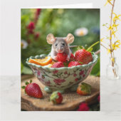 Carte La souris sert une fraise dans une tasse de fruits (Fleur jaune)