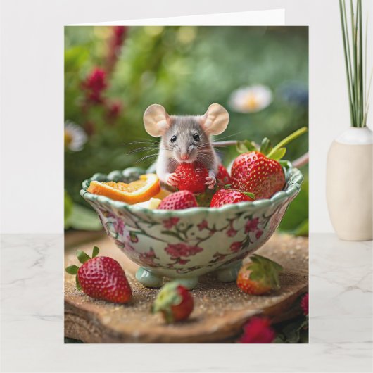 Carte La souris sert une fraise dans une tasse de fruits (Devant)