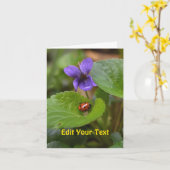 Carte Ladybug sur les fleurs de violet doux (Fleur jaune)