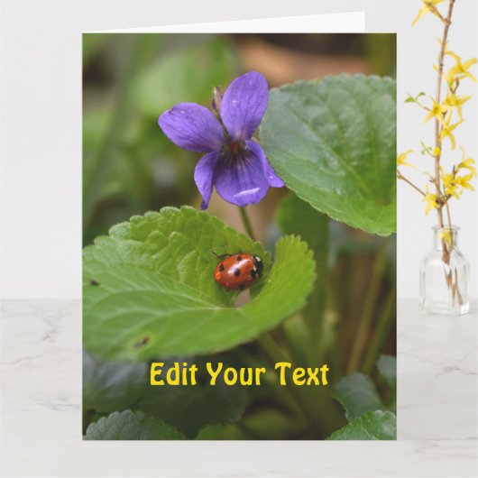 Carte Ladybug sur les fleurs de violet doux (Fleur jaune)