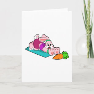 Carte Lapin avec carotte au yoga sur tapis de yoga