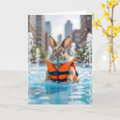 Carte Lapin d'anniversaire dans une fontaine de ville (Fleur jaune)