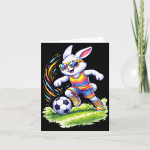 Carte Lapin de Pâques heureux jouant au football Amoureu