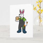 Carte Lapin en fermier avec carotte et chapeau (Fleur jaune)