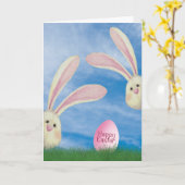 Carte lapins de Pâques avec oeuf rose dans l'herbe (Fleur jaune)