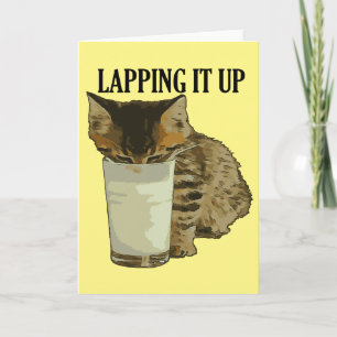Carte Lapper Le Cute Tabby À Boire Du Lait D'Un Verre