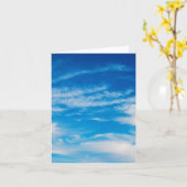 Carte Le blanc de ciel bleu opacifie l'arrière - plan (Fleur jaune)