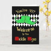 Carte Le farceur âgé par milieu chausse l'anniversaire (Fleur jaune)