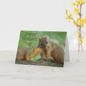 Carte Le jour de mère heureux - écureuils de maman et de (Fleur jaune)