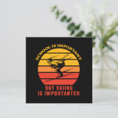 Carte L'École Est Importante, Mais Le Ski Est Important (Debout devant)