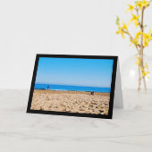 Carte Lecture sur la plage de sable (Fleur jaune)