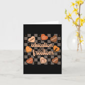 Carte L'éducation rétro est la liberté Enseignants afro- (Fleur jaune)