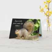 Carte Les écureuils amusants rendent la vie meilleure am (Fleur jaune)