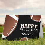 Carte Les enfants du Sport Happy Birthday<br><div class="desc">Le Club Sportif American Football Balls Joyeux Anniversaire Card Le foot,  c'est le Happy birthday wish on a black background. Personalize with your name and make a special personal card for a boy or girl who loves football.</div>
