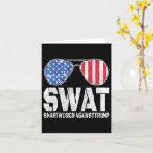 Carte Les femmes intelligentes contre Trump drôle Anti-T (Fleur jaune)