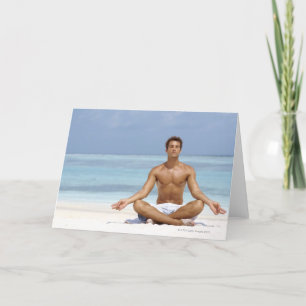 Carte Les Maldives, jeune homme beau méditant dans a