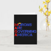 Carte Les Morons dirigent l'Amérique Trump drôle 2024 (Fleur jaune)