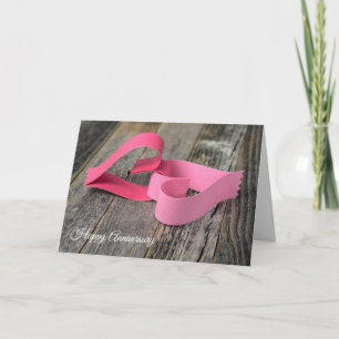 Carte liens coeur du papier d'anniversaire sur bois