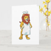 Carte Lion cuisinier avec un chapeau de chef et un tabli (Fleur jaune)