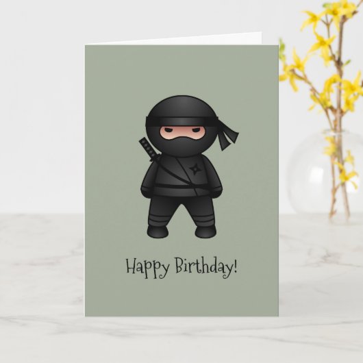 Carte Little Ninja sur Sage Green Joyeux anniversaire (Fleur jaune)