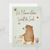 Carte L'ours arrose des fleurs dans le jardin en bottes (Devant / Derrière)