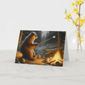 Carte L'ours torréfiant un marshmallow au-dessus d'un fe (Fleur jaune)