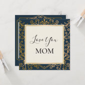 Carte Love You Mom Elegant Navy et Gold Scrolls (Devant/Arrière en situation)