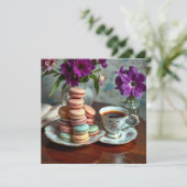 Carte Macaron, café et vase de fleurs violettes (Debout devant)