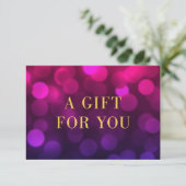 Carte Magenta Bokeh Lights Faux Gold Certificat cadeau (Debout devant)