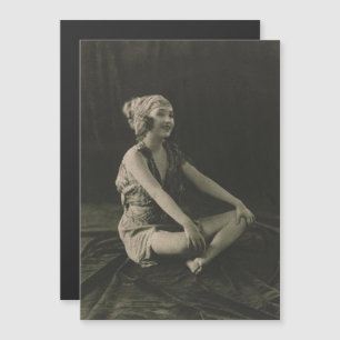 Carte Magnétique Aimez une pauvre femme de ménage assise Jambes cro