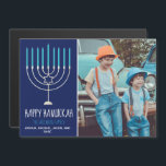Carte magnétique bleue photo de la famille Hanoukk<br><div class="desc">Cette jolie carte magnétique à la mode Happy Hanoukka présente une belle menorah sur un arrière - plan bleu avec une typographie blanche. Cette belle carte magnétique de vacances photo juive présente la photo de vos enfants à côté de votre nom de famille.</div>