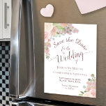 Carte Magnétique Calligraphie florale Boho rose Enregistrer l'aiman<br><div class="desc">Ces belles cartes magnétiques sauvegardent les cartes datées sont une merveilleuse façon de faire connaître à vos amis et votre famille votre prochain mariage. Le design chic boho rustique présente d'élégantes calligraphies de script et un bevy de roses d'aquarelle peints à la main et de fleurs dans les tons rose-rousse,...</div>