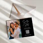 Carte Magnétique Code QR | Photo simple et moderne Enregistrer la d<br><div class="desc">Ce mariage noir simple et élégant sauvez la date les cartes magnétiques disposent de typographie manuscrite moderne avec votre photo personnelle préférée et un code QR qui mène à votre site mariage.</div>