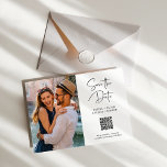 Carte Magnétique Code QR | Photo simple et moderne Enregistrer la d<br><div class="desc">Ce mariage simple et élégant,  noir et blanc enregistrer la date les cartes magnétiques disposent de typographie manuscrite moderne avec votre photo personnelle préférée et un code QR qui mène à votre site mariage.</div>