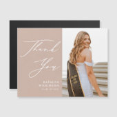 Carte Magnétique Élégant script rose vif Photo GRAD Merci (Devant / Derrière)