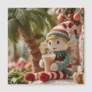 Carte Magnétique Joli Lutin de Noël au tricot buvant un café glacé