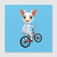 Jolie petite chèvre blanche sur une bicyclette