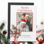 Carte Magnétique Joyeux Noël Sucre de canne Bow Photo<br><div class="desc">Un design de vacances amusant et festif avec un modèle photo dans un cadre de sucre de canne avec un bouquet de saint d'hiver et de verdure attaché avec un arc rayé sucre de canne. Caractéristiques Joyeux voeux de Noël dans une police personnalisée unique.</div>