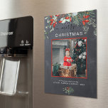 Carte Magnétique Joyeux tableau de bord photo de Noël<br><div class="desc">Vous adorerez ces belles cartes de Noël ! Elles sont décorées d'aquarelles botaniques avec du mistletoe, des branches de pins, des baies et de l'haleine pour bébés. En haut, il dit joyeux Noël et juste en dessous vous pouvez ajouter une image. Le bas de la carte a une place pour...</div>