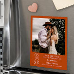 Carte Magnétique Mariage moderne Enregistrer la date Photo Orange M<br><div class="desc">Cette carte magnétique est une excellente façon de faire savoir à vos amis et à votre famille de sauvegarder la date pour votre prochain mariage. Dispose d'un design simple, moderne, artistique, minimaliste avec une photo carré sur un arrière - plan orange citrouille rouille avec texte blanc. La date est affichée...</div>
