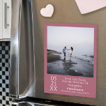 Carte Magnétique Moderne Enregistrer la date Photo Dusty Rose Magne<br><div class="desc">Cette carte magnétique est une excellente façon de faire savoir à vos amis et à votre famille de sauvegarder la date pour votre prochain mariage. Il présente un design simple, moderne, artistique et minimaliste avec une photo carré sur un rose ou un arrière - plan couleur rose mauve et blanc....</div>