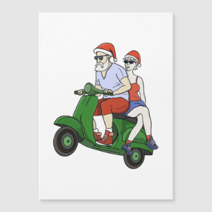 Carte Magnétique Père Noël et Mme Claus faisant du scooter