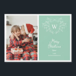 Carte magnétique photo de la menthe verte moderne<br><div class="desc">Étendez la fête de Noël avec cette carte de voeux magnétique moderne et élégante, avec un design de guitare en ligne blanche encadrant une crête classique facilement personnalisable avec vos initiales sur un arrière - plan vert menthe moderne. Ajoutez l'un de vos portraits de famille préférés sur le côté gauche...</div>