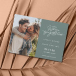 Carte Magnétique Photo moderne Tying the Knot Wedding Enregistrer l<br><div class="desc">Enregistrez la date que les cartes magnétiques sont pour le couple qui ne peut pas attendre d'informer les amis et la famille qu'ils lient le noeud. Ce design vert avec la photo "nous sommes en train de nouer le noeud" est facile à customiser avec votre photo, les noms, la date...</div>