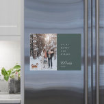 Carte magnétique photo verte de la forêt de Noël<br><div class="desc">Une carte de voeux design moderne et moderne avec une typographie minimaliste moderne citant "tout est joyeux et lumineux" jumelé avec une police manuscrite de texte pour votre nom de famille en blanc avec une couleur foncée vert forêt dans un style scandinave "scandi". L'accueil, le nom et l'année peuvent être...</div>
