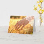 Carte Main de femme touchant des épis de blé (Fleur jaune)