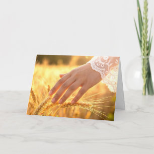 Carte Main de femme touchant des épis de blé