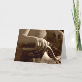 Carte mains d'enfant sur le tricycle